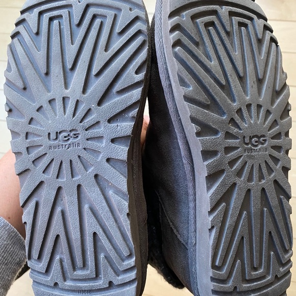 EUC Cambridge UGG boots. Size 7 - Picture 3 of 6